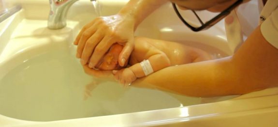 eu-achei-que-ela-fosse-dar-um-banho-comum-no-bebe-mas-esta-enfermeira-faz-algo-especial-1024×512-1