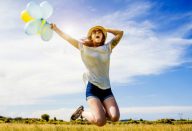 mulher-feliz-pulando-0916-1400×800