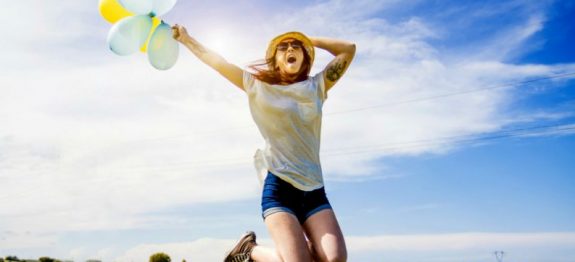 mulher-feliz-pulando-0916-1400×800