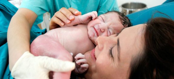mae-com-bebe-pos-parto-0816-1400×800