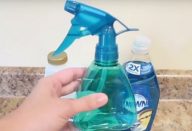 ele-combina-dois-produtos-comuns-e-os-transforma-no-produto-mais-eficaz-para-limpar-banheiros-430×285