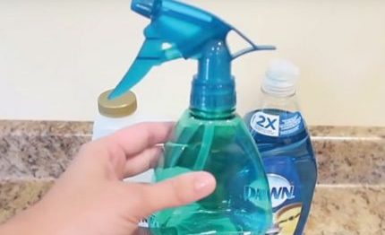 ele-combina-dois-produtos-comuns-e-os-transforma-no-produto-mais-eficaz-para-limpar-banheiros-430×285