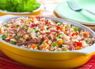 Arroz de panela de pressão com carne-seca