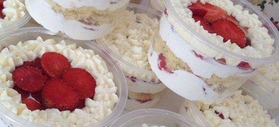 Bolo-no-Pote-de-Morango