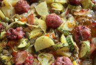 Linguiça assada com batata e legumes