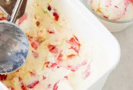 SORVETE CASEIRO DE LEITE NINHO COM MORANGO