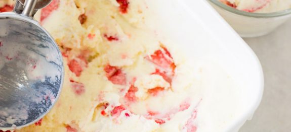 SORVETE CASEIRO DE LEITE NINHO COM MORANGO