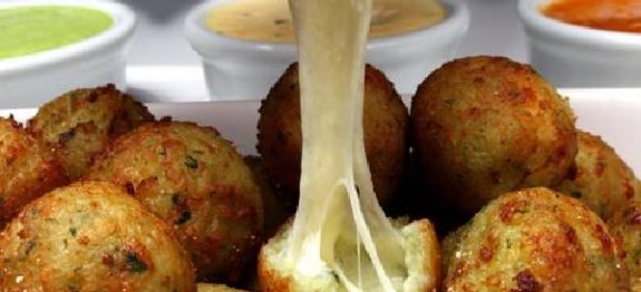 Bolinho de Arroz Assado Recheado com Queijo