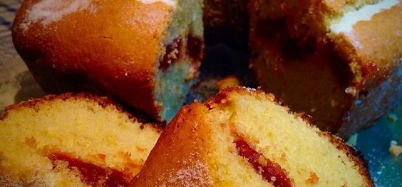 Bolo de Fubá Com Goiabada