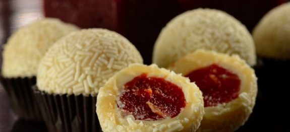 Brigadeiro com recheio de goiabada