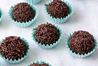 COMO FAZER BRIGADEIRO DE FESTA