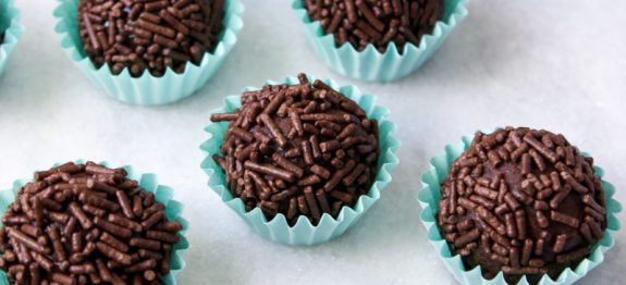 COMO FAZER BRIGADEIRO DE FESTA