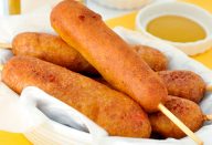 Cachorro quente no palito,