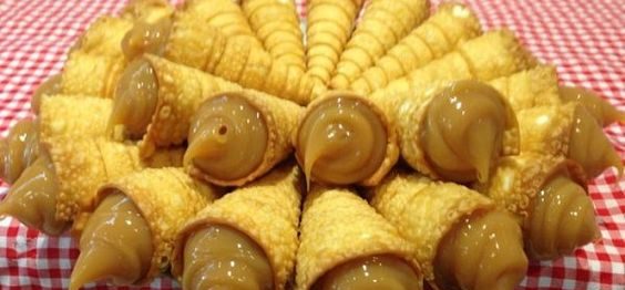 Canudinhos de Doce de Leite com Massa de Pastel