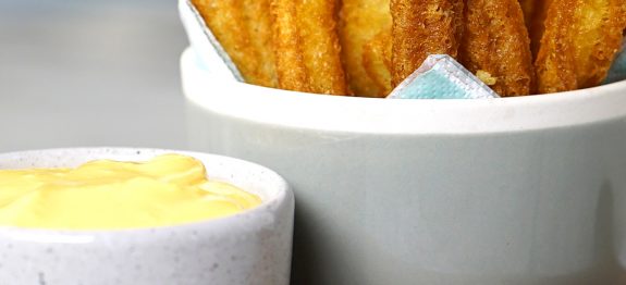 Churros de Batata com Molho de Queijo