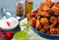 Dono de boteco ensina a preparar Torresmo Super Crocante