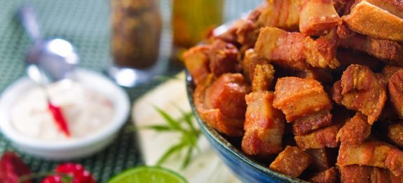 Dono de boteco ensina a preparar Torresmo Super Crocante