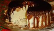 Gelado de creme com calda de chocolate