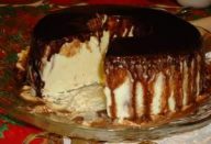 Gelado de creme com calda de chocolate