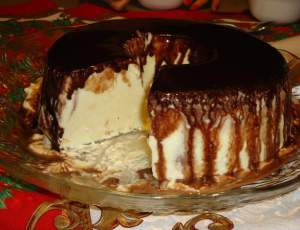 Gelado de creme com calda de chocolate