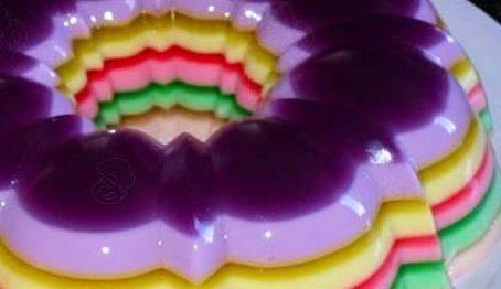 Gelatina colorida em camadas
