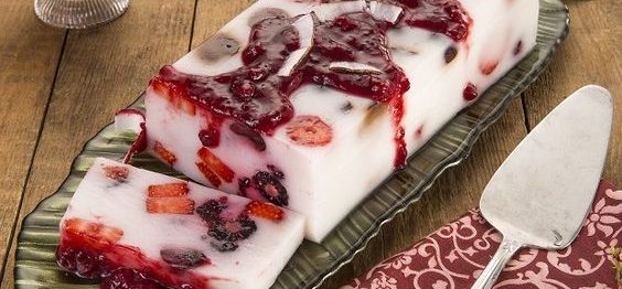 Gelatina de leite de coco com frutas vermelhas