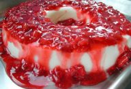 Pudim de iogurte grego com calda de morango