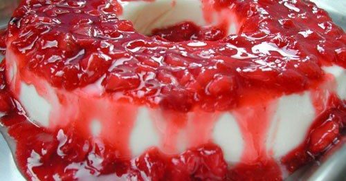 Pudim de iogurte grego com calda de morango