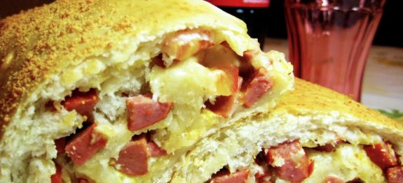 PÃO DE SALSICHA E REQUEIJÃO
