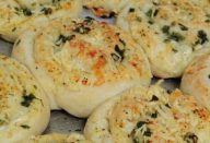 Pãezinhos enrolados com alho e queijo
