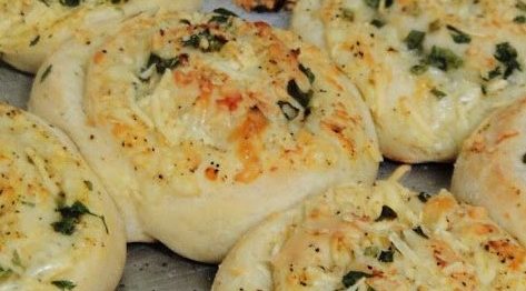 Pãezinhos enrolados com alho e queijo