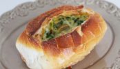 Pão assado com omelete