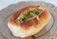 Pão assado com omelete