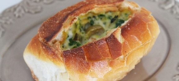 Pão assado com omelete