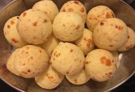 Pão de Queijo com Polvilho Doce (Rende Muito)