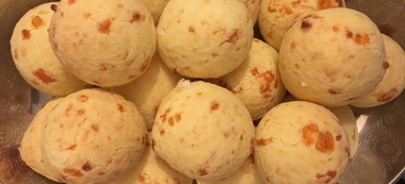 Pão de Queijo com Polvilho Doce (Rende Muito)