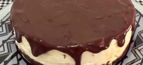 Torta cremosa de abacaxi com coco