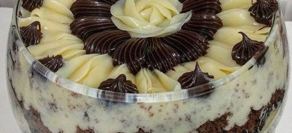 Bolo de chocolate  cremoso recheio de coco, e cobertura de brigadeiro