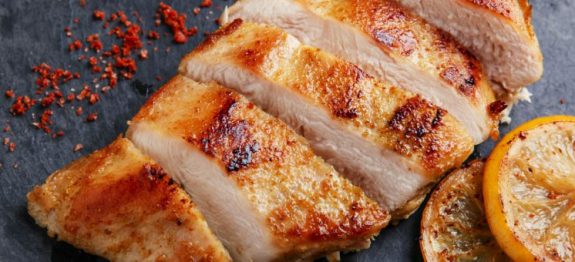 7 macetes na hora de grelhar o frango vão deixar ele muito mais macio e suculento