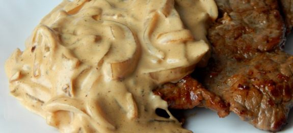 Bife com molho cremoso de cebola bom