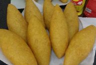 Bolinho de frango feito com farinha de milho