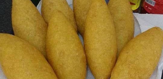 Bolinho de frango feito com farinha de milho