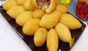 Bolinho de mandioca recheado com carne-seca