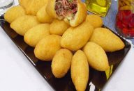 Bolinho de mandioca recheado com carne-seca