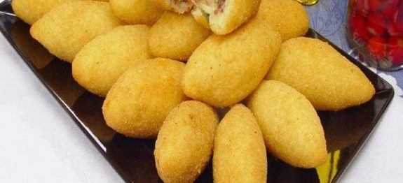 Bolinho de mandioca recheado com carne-seca