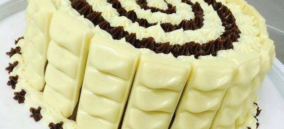 Bolo Molhadinho de Coco e Chocolate Branco