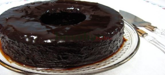 Bolo de Chocolate Que Já Sai Do Forno Com Cobertura