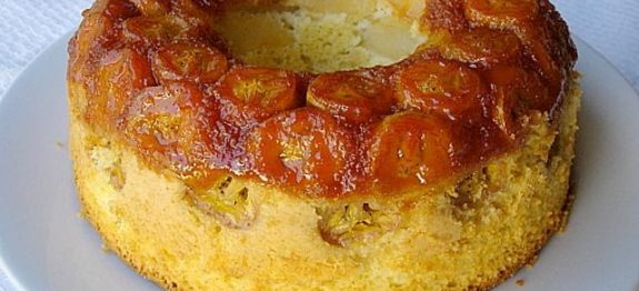 Bolo de banana de liquidificador fácil e incrivelmente fofinho