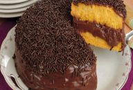 Bolo de cenoura recheado com brigadeiro