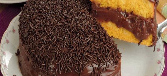 Bolo de cenoura recheado com brigadeiro
